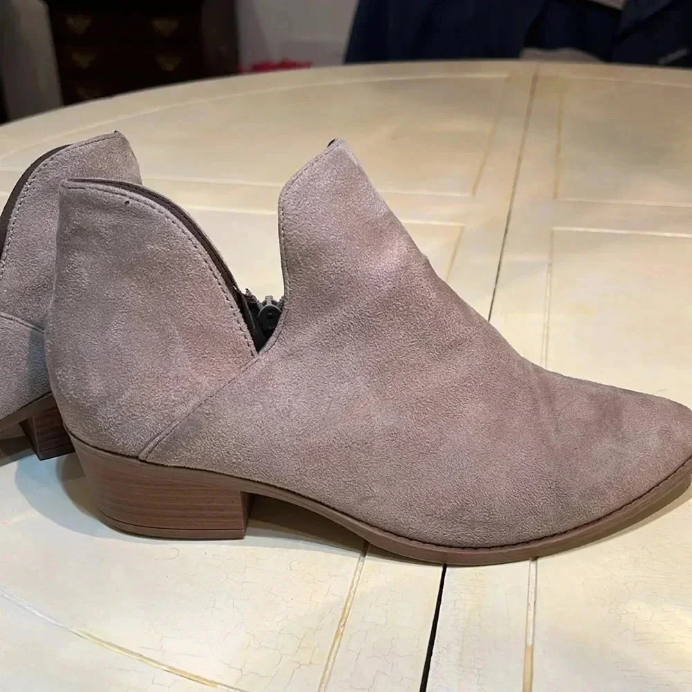 SODA BOOTIE size 8 light taupe swead